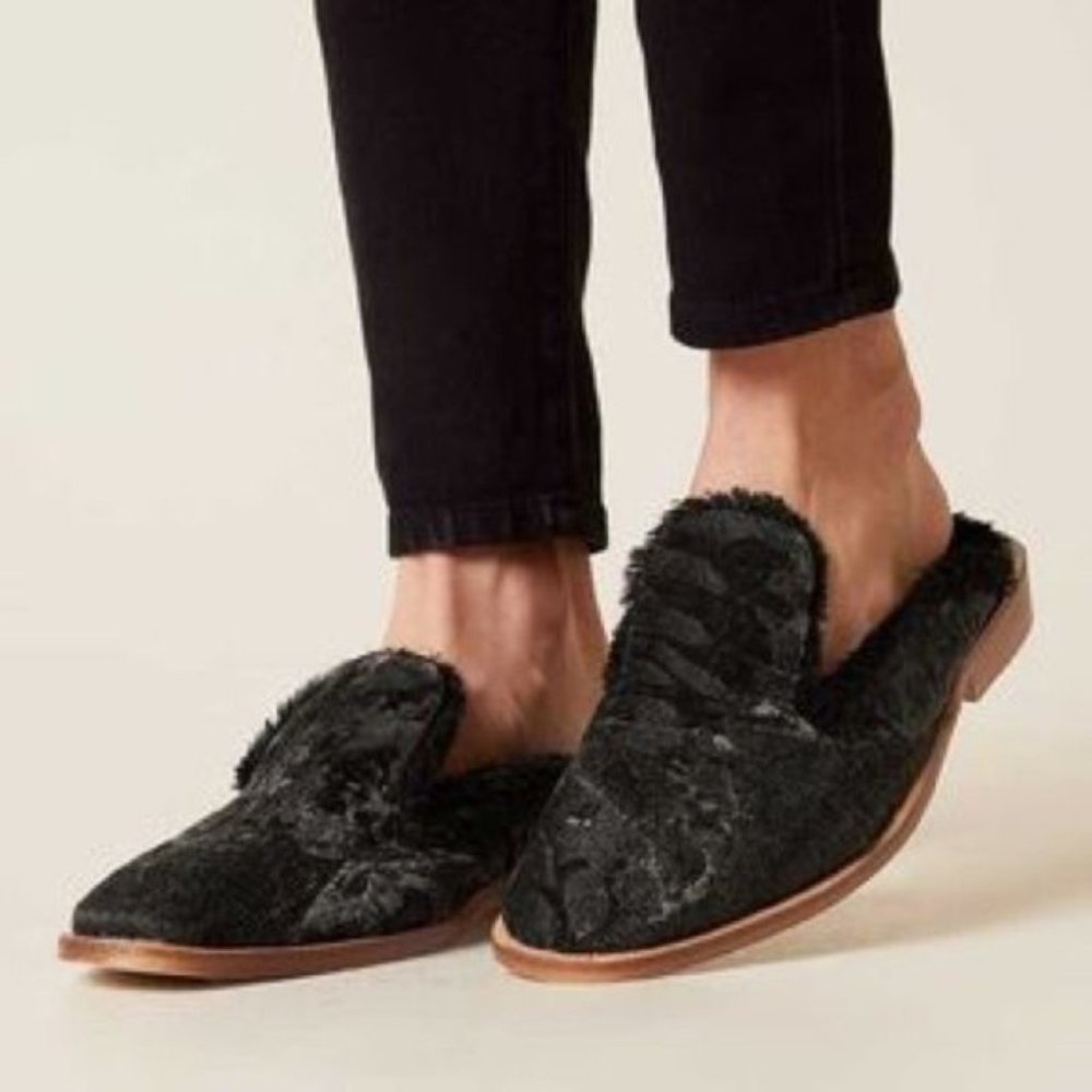 NWT FREE PEOPLE Women's Black Butterfly Faux Fur Flats Mule 6 Sandal Slip On - Picture 12 of 13